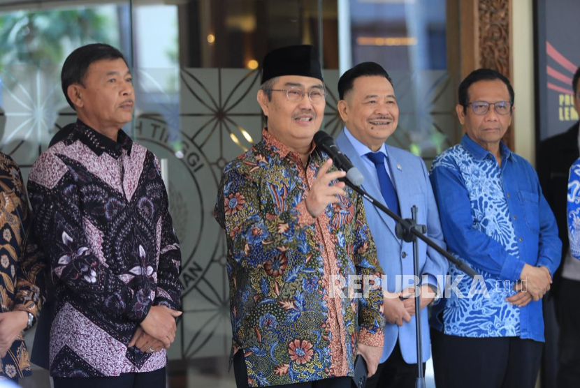 Ketua Komisi Percepatan Reformasi Polri Prof Jimly Asshiddiqie memberi keterangan usai pertemuan di PTIK, Jakarta, Rabu (19/11/2025).