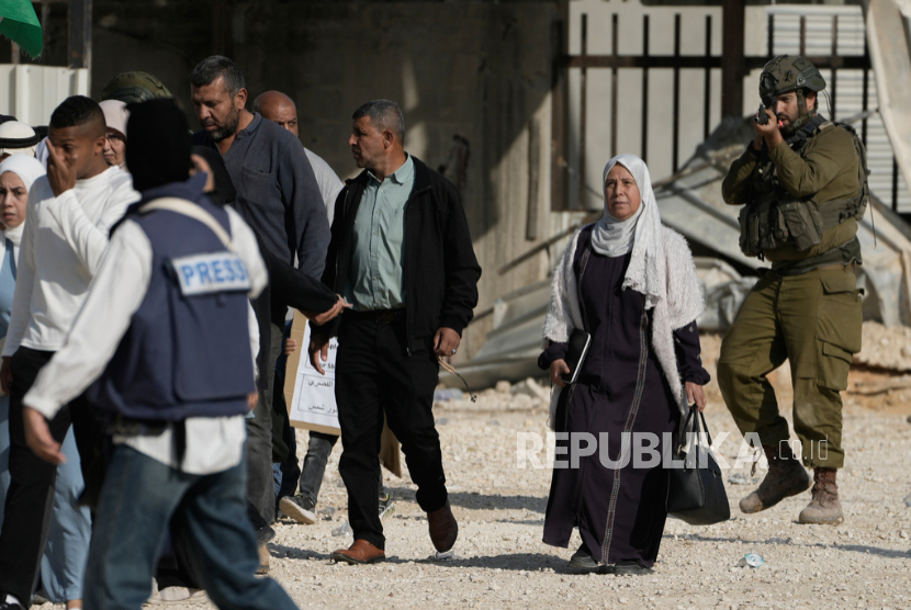 Seorang tentara Israel mengarahkan senjatanya untuk membubarkan warga Palestina yang hendak kembali ke rumah mereka di kamp pengungsi Nur Shams di kota Tulkarem, Tepi Barat, pada Selasa, 18 November 2025.