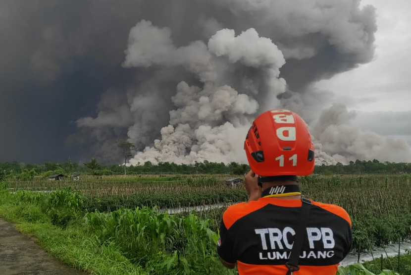 Erupsi Gunung Semeru dipantau dari Lumajang, Jawa Timur, Rabu (19/11/2025).