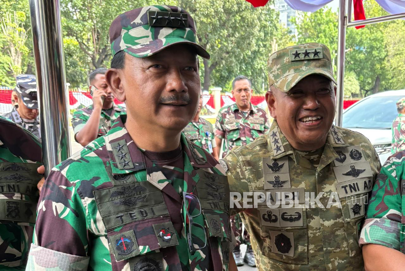 Wakil KSAU Marsdya Tedi Rizalihadi S (kiri).