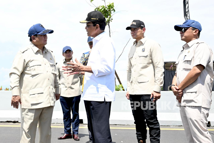Presiden Prabowo Subianto berbincang dengan Gubernur DIY Sri Sultan Hamengkubuwono X usai peresmian Jembatan Kabanaran di Kecamatan Srandakan, Kabupaten Bantul, Provinsi DIY, Rabu (19/11/2025).