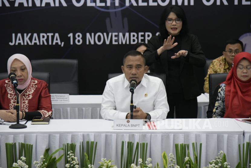 Kepala Badan Nasional Penanggulangan Terorisme (BNPT) Komjen (Purn) Eddy Hartono (tengah).