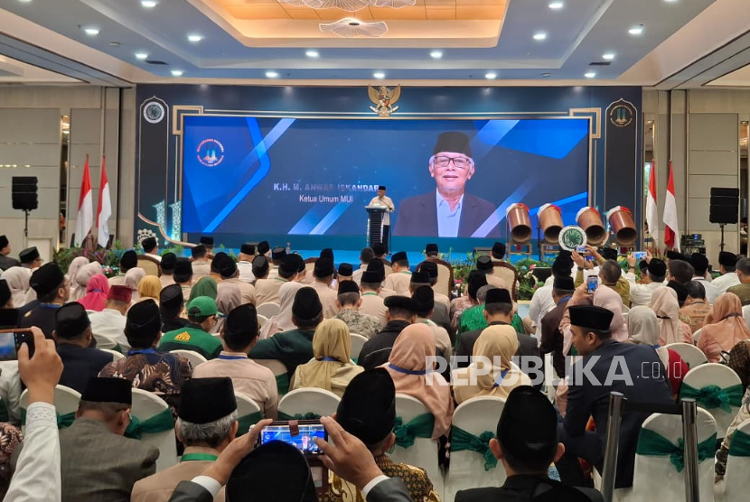 Ketua Umum Majelis Ulama Indonesia (MUI) KH Anwar Iskandar saat pembukaan Musyawarah Nasional (Munas) XI MUI di Ancol, Jakarta Utara, Kamis (20/11/2025).