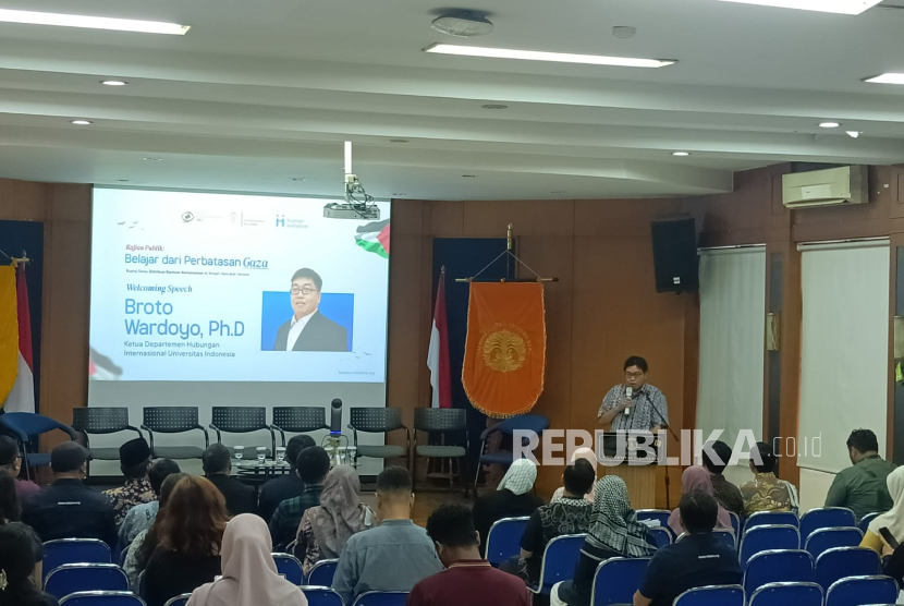 Ketua Departemen Hubungan Internasional FISIP Universitas Indonesia Broto Wardoyo saat menghadiri diskusi publik Ruang Gelap Distribusi Bantuan Kemanusiaan di Tengah Gencatan Senjata di Auditorium Komunikasi FISIP UI, Depok, Kamis (20/11/2025). 
