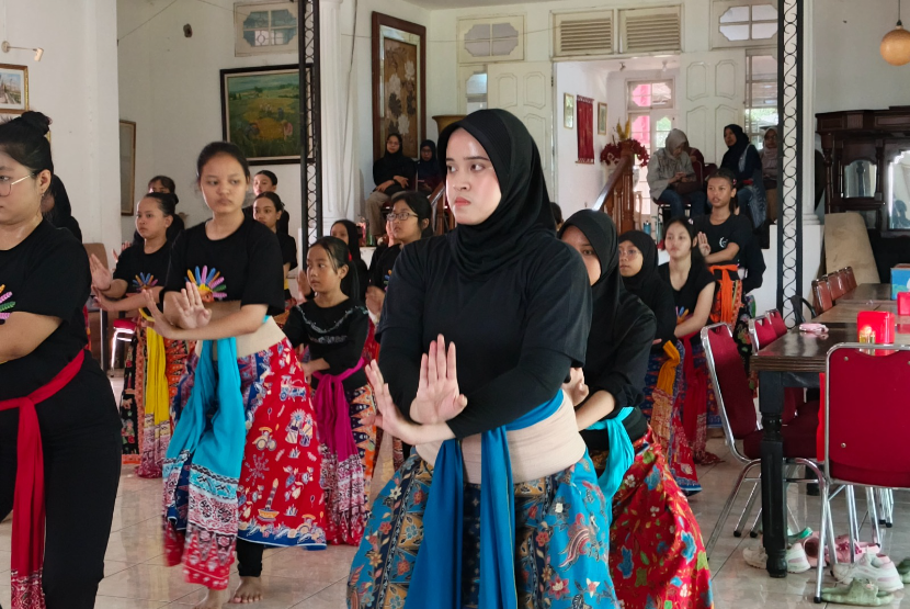 Suasana sanggar Kembang Kelapa. Sanggar di Kawasan Kampung Budaya Betawi Setu Babakan, Kelurahan Srengseng Sawah, Jagakarsa, Jakarta Selatan. 