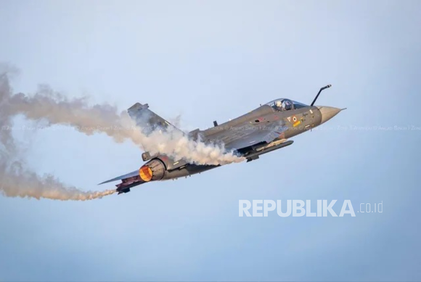 Jet tempur ringan Tejas milik India di Dubai Airshow 2025.
