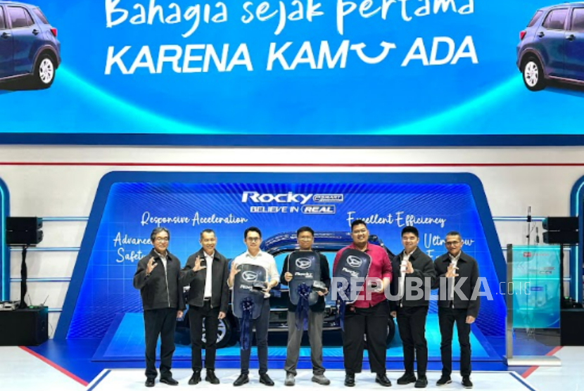 Daihatsu serahkan 3 unit pertama Rocky Hybrid ke konsumen dalam pembukaan GAIKINDO Jakarta Auto Week di ICE BSD City, Tangerang, Jumat (21/11/2025).
