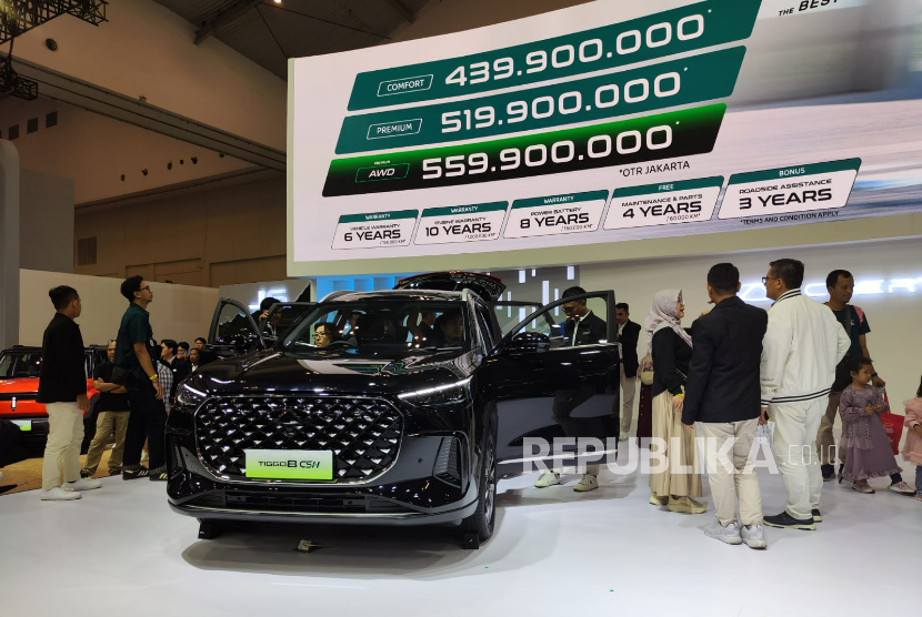 Chery Tiggo 8 CSH tipe Comfort diluncurkan di booth Chery di GJAW 2025, ICE BSD City, Tangerang, Sabtu (22/11/2025).