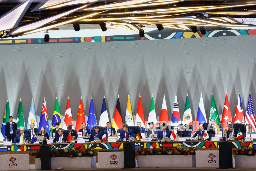 Para pemimpin menghadiri sesi pleno pada hari pembukaan KTT G20 di Nasrec Expo Centre, Johannesburg, Afrika Selatan, Sabtu, 22 November 2025.