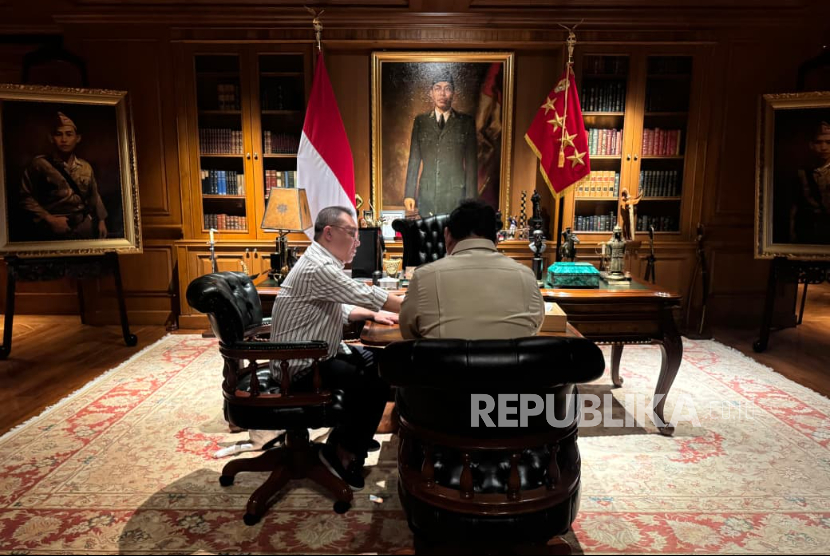 Presiden RI Jenderal (Purn) Prabowo Subianto menerima kunjungan Wakil Ketua DPR RI Prof Sufmi Dasco Ahmad di kediaman pribadinya di Hambalang, Kabupaten Bogor, Jawa Barat, pada Sabtu (22/11/2025). 