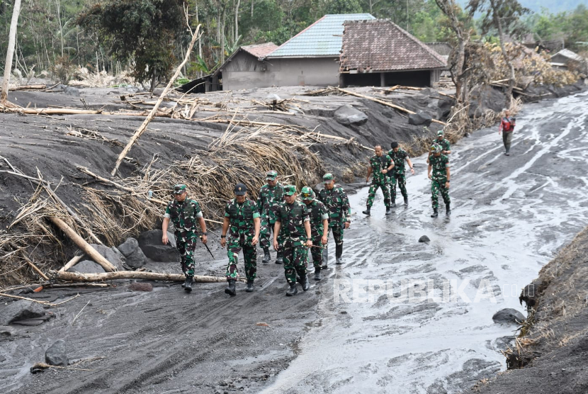 Prajurit TNI AD ikut dikerahkan untuk menangani bencana erupsi Gunung Semeru di Kabupaten Lumajang, Jawa Timur, Sabtu (22/11/2025)