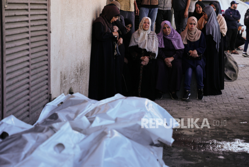 Para pelayat menghadiri pemakaman warga Palestina yang syahid dalam serangan militer Israel, di Rumah Sakit Al-Aqsa di Deir al-Balah, Jalur Gaza, Ahad, 23 November 2025.