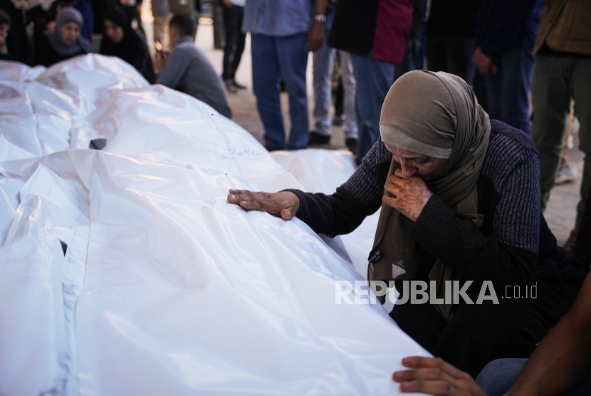 Para pelayat menghadiri pemakaman warga Palestina yang syahid dalam serangan militer Israel, di Rumah Sakit Al-Aqsa di Deir al-Balah, Jalur Gaza, Ahad, 23 November 2025.