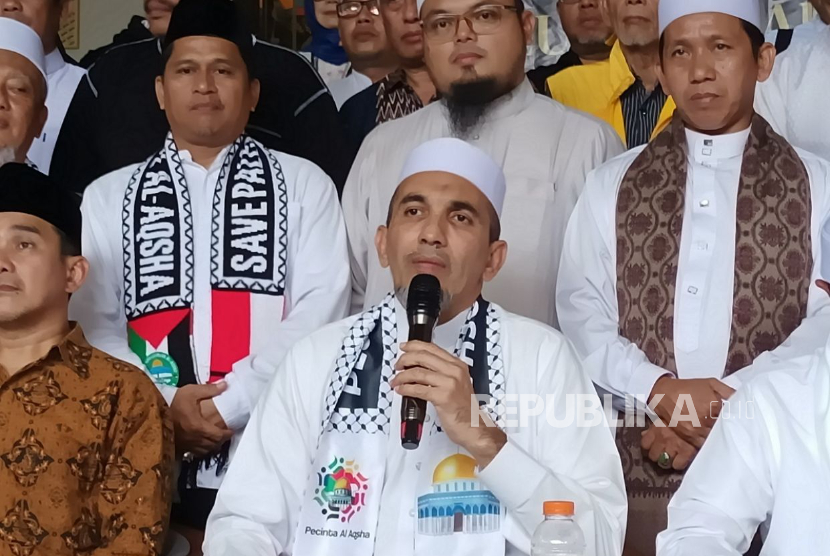 Ketua Steering Committee (SC) Reuni Akbar 212 Ahmad Shobri Lubis dalam konferensi pers di Jakarta, Ahad (23/11/2025).