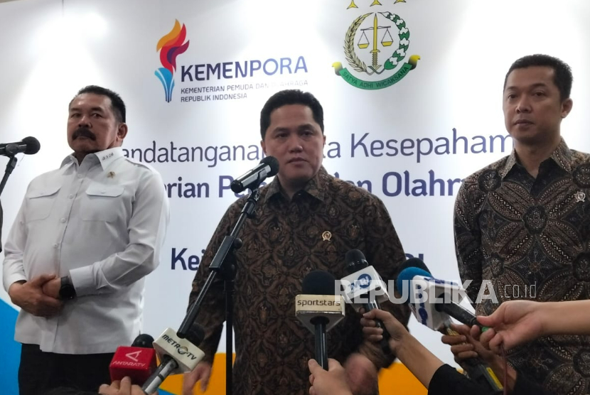 Menteri Pemuda dan Olahraga (Menpora) RI Erick Thohir (tengah) berbicara kepada media usai penandatanganan kerja sama dengan Kejaksaan Agung (Kejakgung) untuk mewujudkan tata kelola olahraga yang bersih, transparan, dan akuntabel di Kantor Kemenpora, Jakarta, Senin (24/11/2025).
