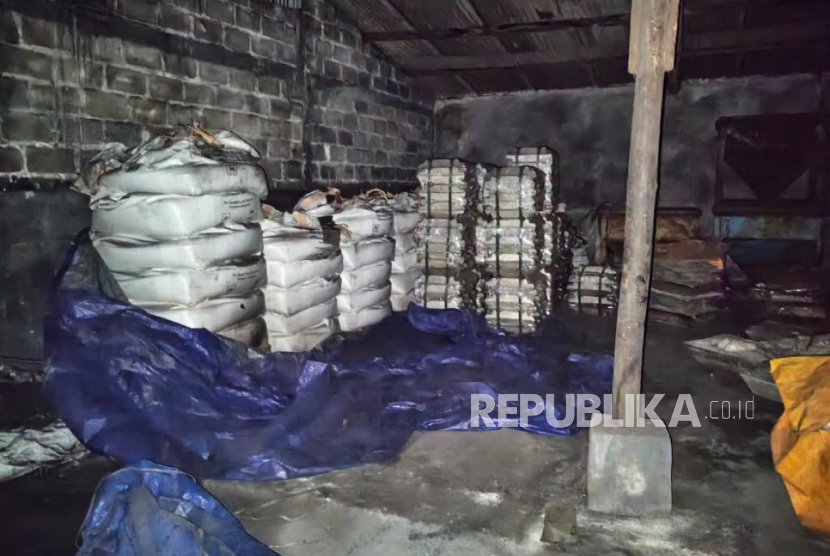 TNI AL menyegel gudang penyimpanan timah ilegal di Sungailiat, Kabupaten Bangka, Provinz Bangka Belitung, Ahad (23/11).