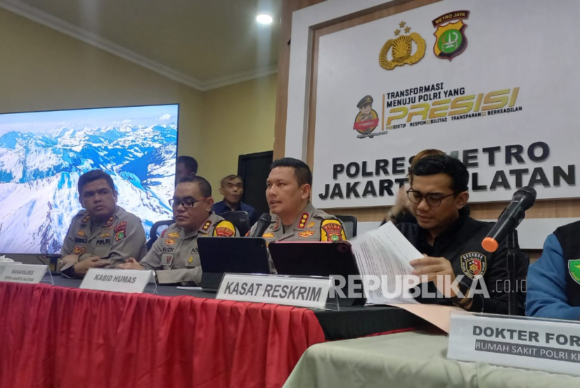 Kabid Humas Polda Metro Jaya Kombes Pol Budi Hermanto (tengah) memberikan keterangan terkait kasus penculikan dan pembunuhan Alvaro Kiano Nugroho (6 tahun) di Polres Metro Jakarta Selatan, Senin (24/11/2025). 