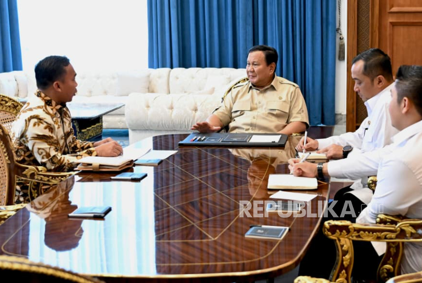 Presiden Prabowo Subianto menerima paparan Mendukbangga/Kepala BKKBN Wihaji di Istana Merdeka, Jakarta Pusat, Selasa (25/11/2025).