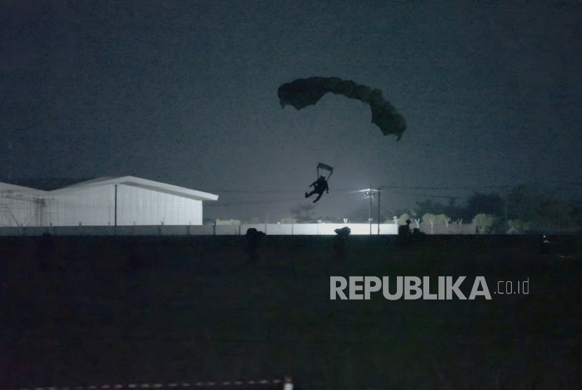 Prajurit Kostrad diterjunkan malam hari dalam Kelompok Depan Operasi Linud (KDOL) misi infiltrasi di Bandara IMIP, Kabupaten Morowali, Sulawesi Tengah.