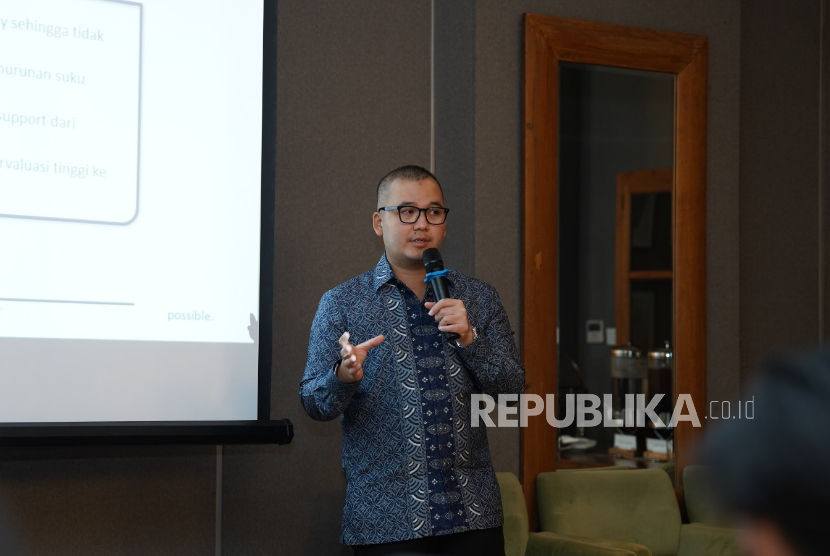 Investment Director Sucor AM Dimas Yusuf.