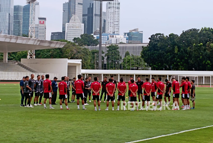 Suasana latihan terakhir timnas Indonesia U-22 Stadion Madya, Senayan, Jakarta, Rabu (26/11/2025) sebelum berangkat ke Thailand pada Jumat (28/11/2025) untuk mengikuti SEA Games.