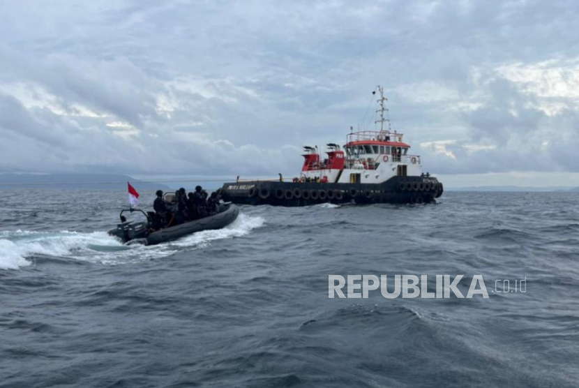 KRI Bung Hatta-370 menangkap dua kapal peggangkut nikel ore untuk PT IMIP, Kabupaten Morowali.