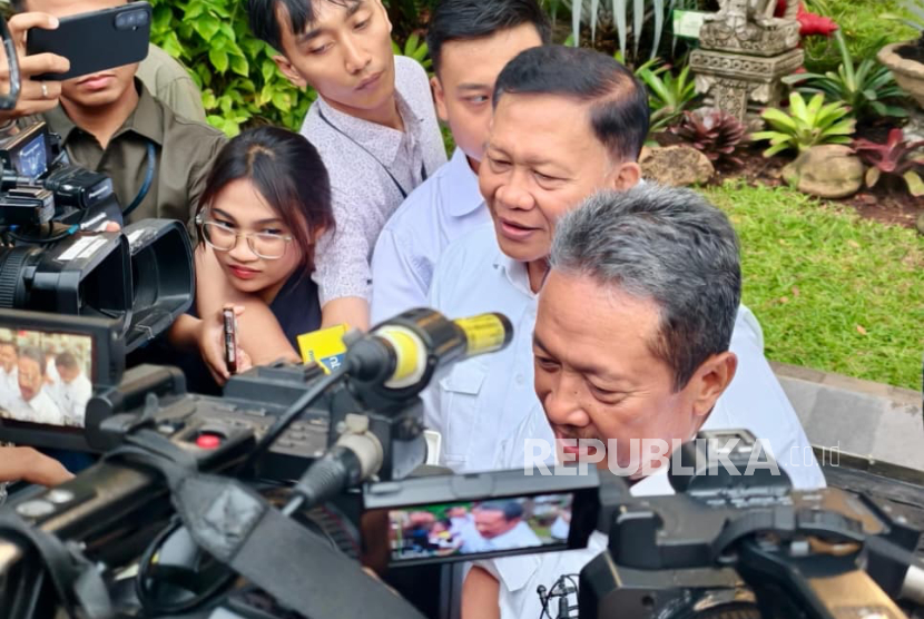 Menteri Kelautan dan Perikanan (KP) Sakti Wahyu Trenggono dan Wamen KP Didit Herdiawan Ashaf kepada wak media di Kompleks Istana Kepresidenan Jakarta pada Rabu (26/11/2025). 