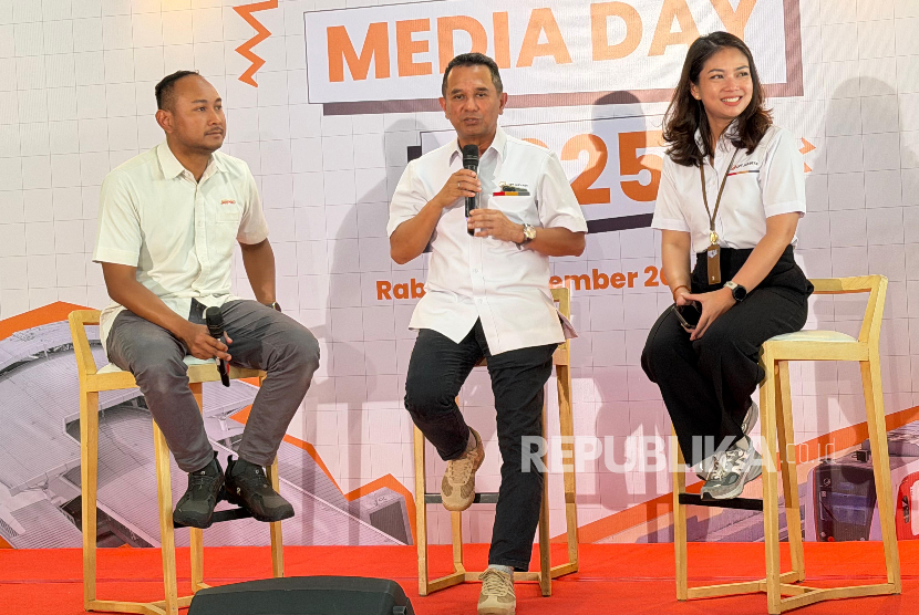 Direktur Utama PT LRT Jakarta Roberto Akyuwen (tengah) memberikan keterangan di Stasiun LRT Pegangsaan Dua, Kecamatan Kelapa Gading, Jakarta Utara, Rabu (26/11/2025).