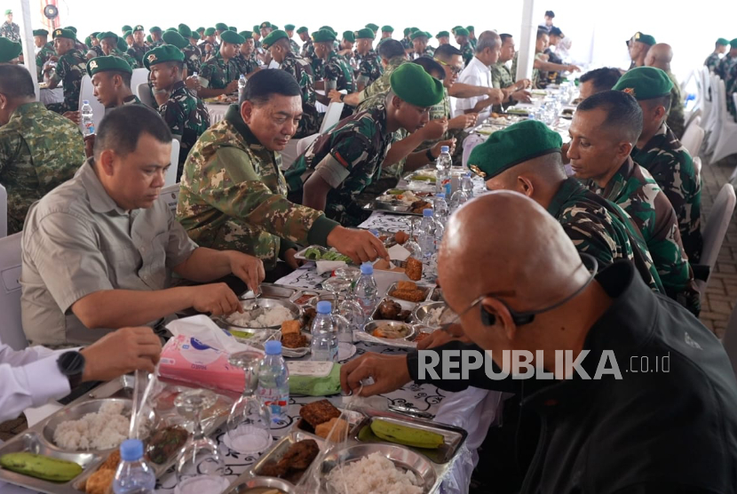 Menhan Sjafrie Sjamsoeddin didampingi pengusaha Haji Isam dan Staf Khusus Deddy Corbuzier mengunjungi Markas Batalyon Infanteri Teritorial Pembangunan 828/Banua Warani Mattone (Yonif TP 828/BWM) di Kabupaten Tanah Bumbu, Kalimantan Selatan, Rabu (26/11/2025). 