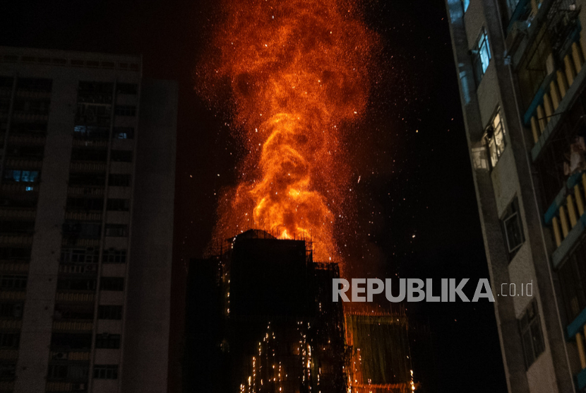 Api berkobar setelah kebakaran terjadi di Wang Fuk Court, sebuah kawasan perumahan di distrik Tai Po di New Territories Hong Kong pada Rabu, 26 November 2025.