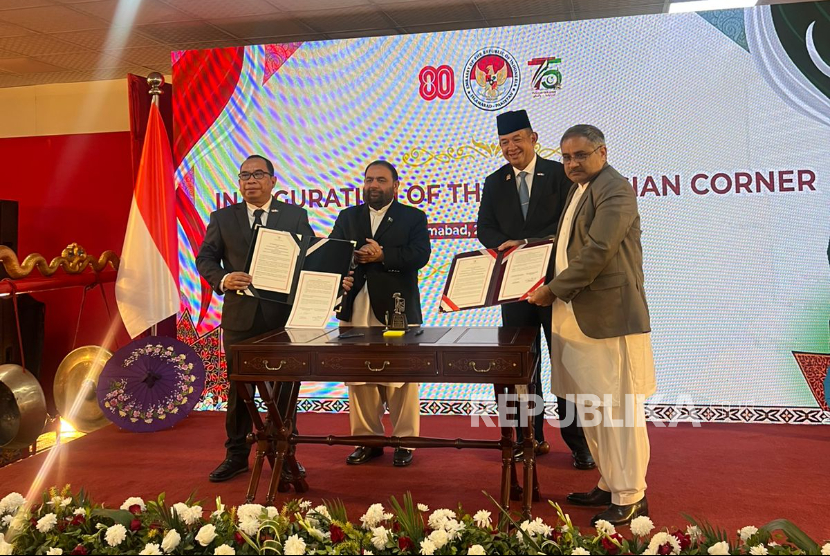 Menteri Pendidikan dan Kebudayaan Pakistan Aurangzeb Khan Khichi dan Dubes RI untuk Pakistan Letjen (Purn) Chandra Warsenanto Sukotjo menyaksikan kerja sama Perpusnas Pakistan dan Indonesia di Islamabad, Kamis (27/11/2025).