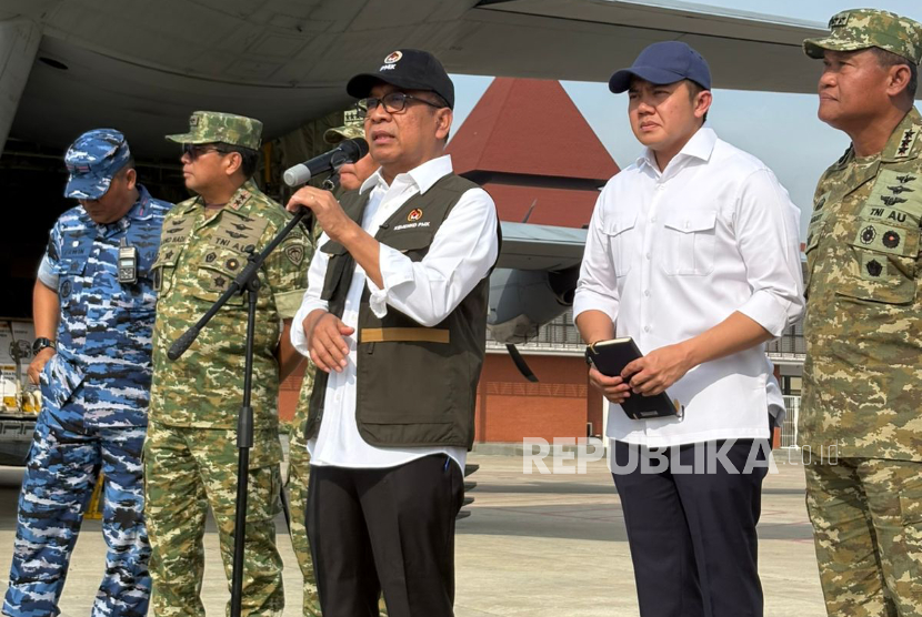 Menteri Koordinator Bidang Pembangunan Manusia dan Kebudayaan (Menko PMK) Pratikno di Base Ops Lanud Halim Perdanakusuma, Jakarta Timur, Jumat (28/11/2025).