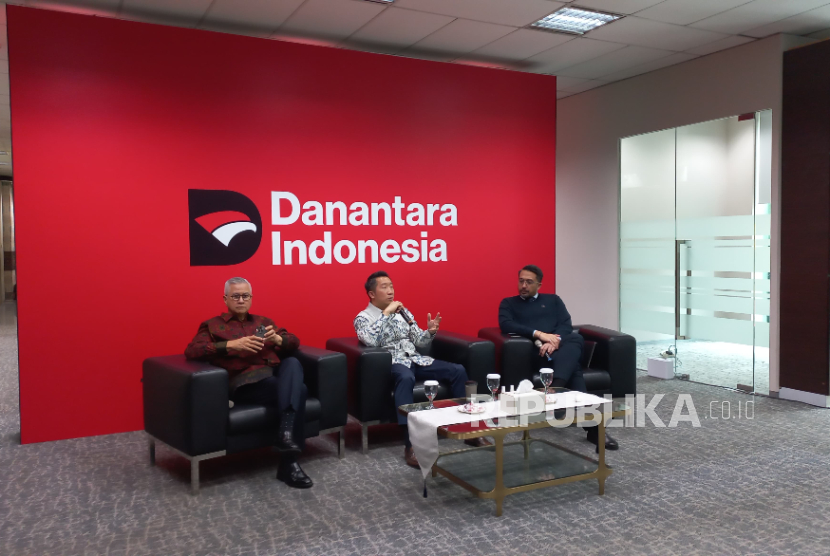 Managing Director Stakeholder Management and Communications Danantara Rohan Hafas (kanan), Senior Vice President Public Affairs Danantara Indonesia Michael Reza Say (kiri), dan Managing Director Treasury Danantara Indonesia Ali Setiawan (tengah) saat media briefing di Wisma Danantara, Jumat (28/11/2025).  