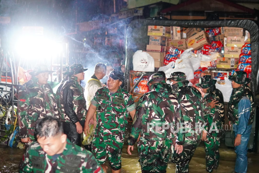 Personel Kodam I/Bukit Barisan mengunjungi lokasi banjir dan membagikan bantuan sembako ke warga.