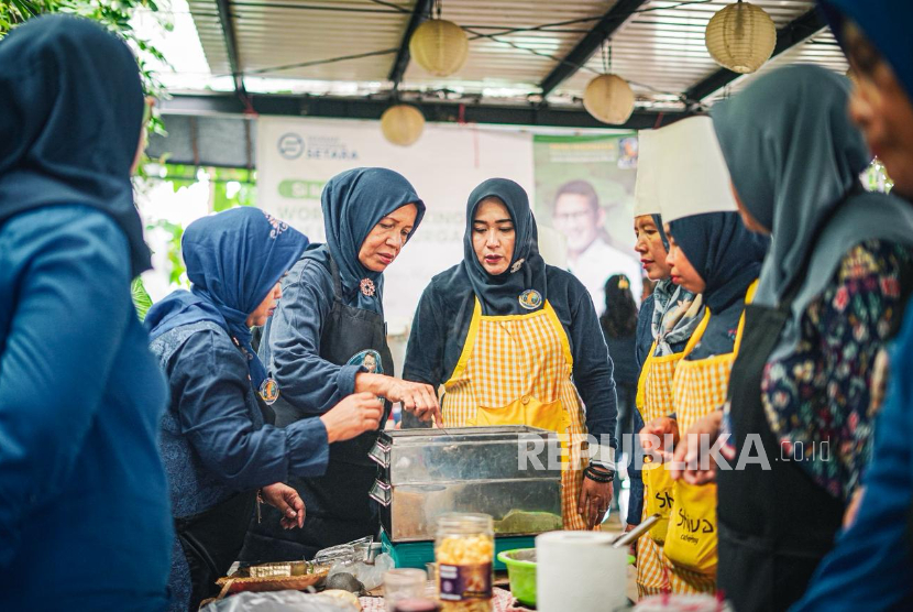 Puluhan ibu-ibu diberi pelatihan membuat baking.