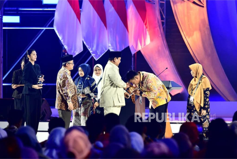 Presiden RI Jenderal (Purn) Prabowo Subianto memberi penghargaan kepada tiga guru Puncak Peringatan Hari Guru Nasional Tahun 2025 di Indonesia Arena, Senayan, Jakarta Pusat, Jumat (28/11/2025).