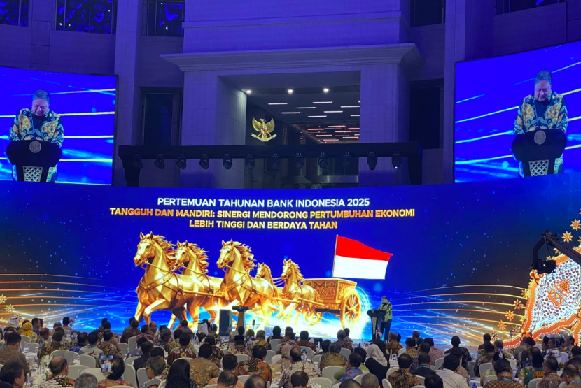 Menteri Koordinator Bidang Perekonomian Airlangga Hartarto dalam Pertemuan Tahunan Bank Indonesia (PTBI) 2025 yang digelar di Komplek Bank Indonesia, Jakarta, Jumat (28/11/2025).