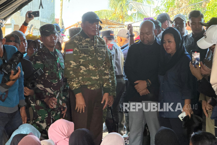 Menhan Sjafrie Sjamsoeddin bersama Ketua Komisi IV DPR Titiek Soeharto dan putra Presiden RI Didit Hediprasetyo berdialog dengan warga yang mengungsi di Kabupaten Pidie Jaya, Provinsi Aceh, Sabtu (29/11/2025).