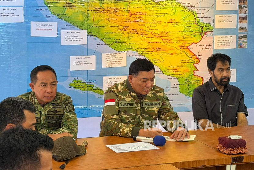Menhan Sjafrie Sjamsoeddin didampingi Panglima TNI Jenderal Agus Subiyanto dan Gubernur Aceh Muzakir Manaf, Sabtu (29/11/2025). 