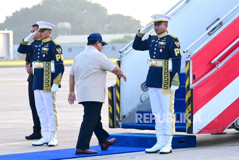 Presiden RI Prabowo Subianto naik pesawat Kepresidenan A-001 menuju wilayah terdampak bencana banjir di Pulau Sumatra pada Senin (1/12/2025) sekitar pukul 06.00 WIB.
