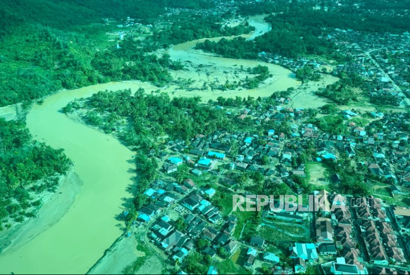 Pantauan udara kondisi Kabupaten Tapanuli Tengah, Sumut, Senin (1/12/2025), usai diterjang banjir bandang dan tanah longsor membuat akses darat terputus.