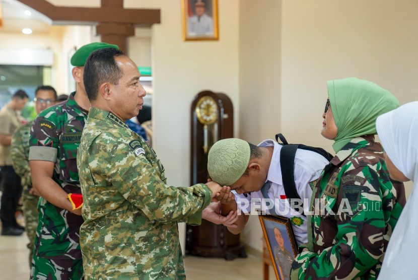 anglima TNI Jenderal Agus Subiyanto menguatkan hati tiga keluarga prajurit TNI AD di Kota Padang Panjang, Sumatra Barat pada Kamis (27/11/2025).