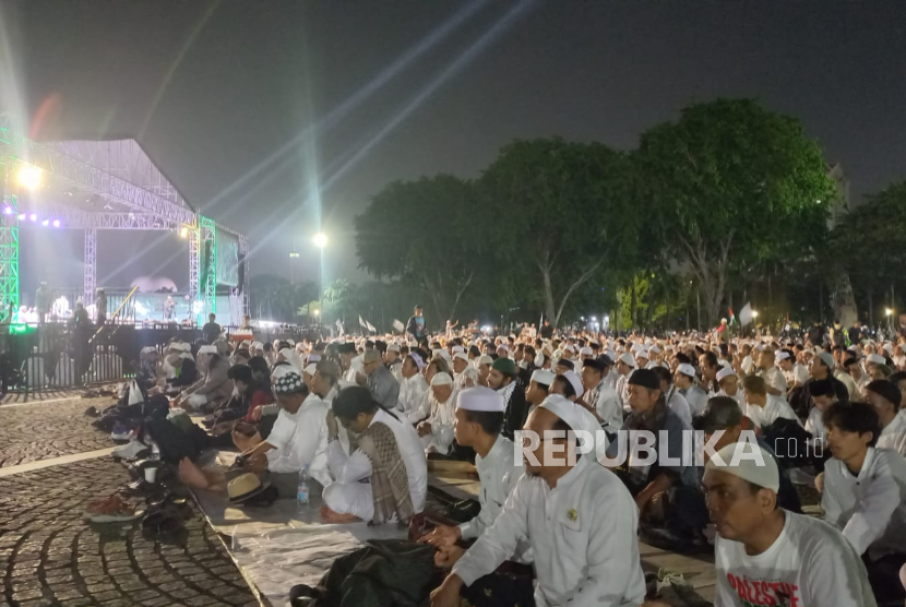 Suasana Reuni 212 di kawasan Monas, Jakarta Pusat, Selasa (2/12/2025) malam WIB.
