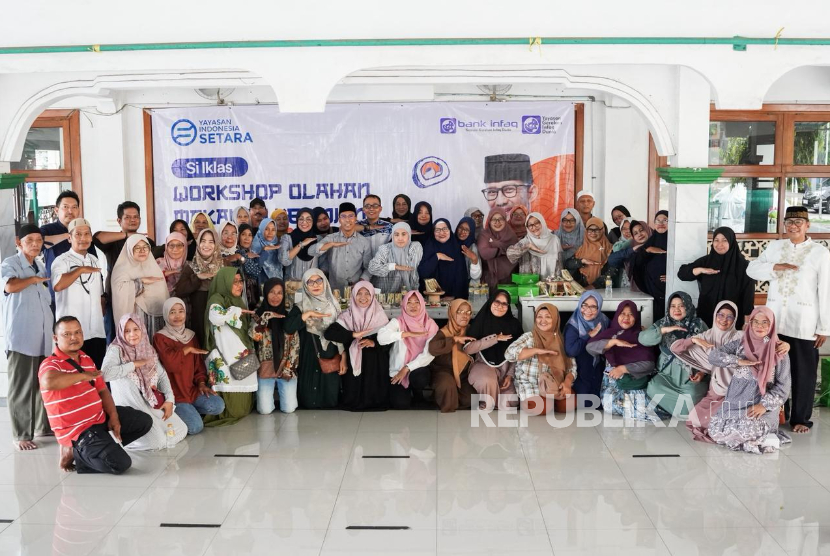 Ibu-ibu majelis taklim diajak mengikuti pelatihan olahan makanan di Masjid Raya Jatimulya, Kabupaten Bekasi, Jawa Barat.