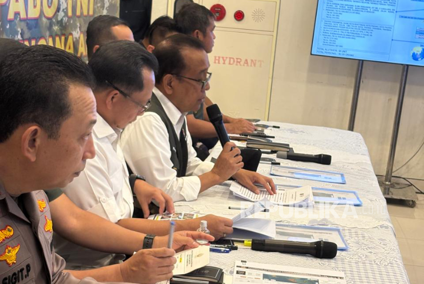Menko PMK Pratikno memimpin konferensi pers di Posko Bencana Lanud Halim Perdanakusuma, Jakarta Timur, Rabu (3/12/2025).