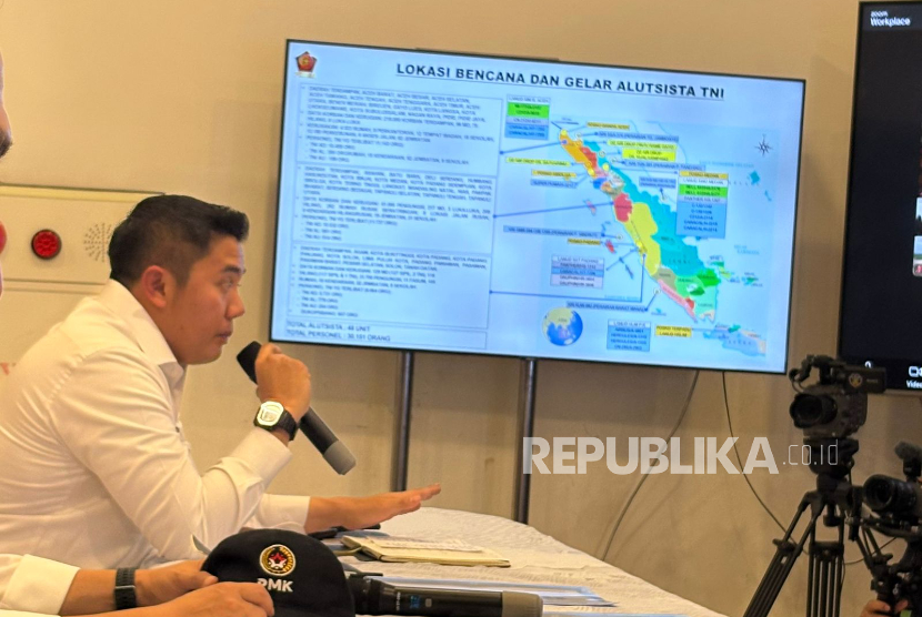 Sekretaris Kabinet (Seskab) Letkol Inf Teddy Indra Wijaya di Posko Bencana Lanud Halim Perdanakusuma, Jakarta Timur, Rabu (3/12/2025).