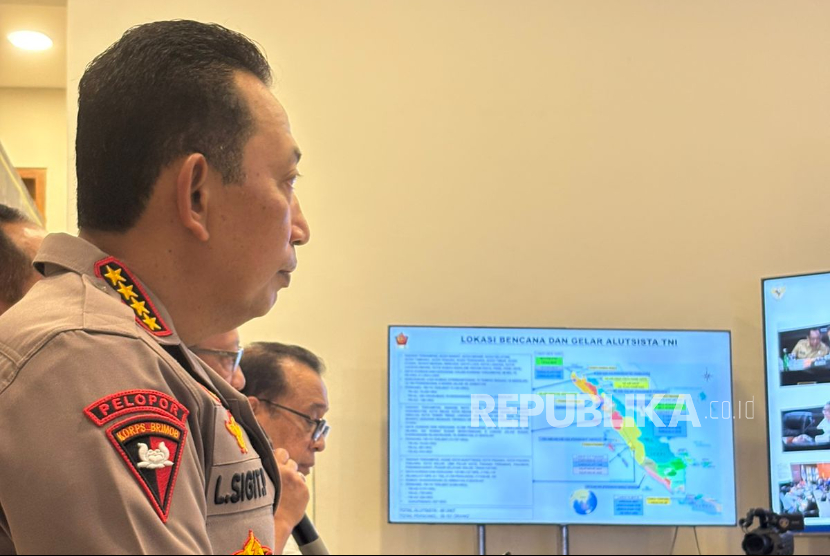 Kapolri Jenderal Listyo Sigit Prabowo saat konferensi pers di Posko Bencana Lanud Halim Perdanakusuma, Jakarta Timur, Rabu (3/12/2025).