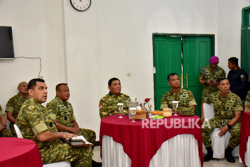 Menhan RI Sjafrie Sjamsoeddin mengunjungi Markas Batalyon Infanteri Teritorial Pembangunan (Yonif TP) 806/Satya Inyomusi (SI) di Aimas, Kabupaten Sorong, Papua Barat Daya, Rabu (3/12/2025). 