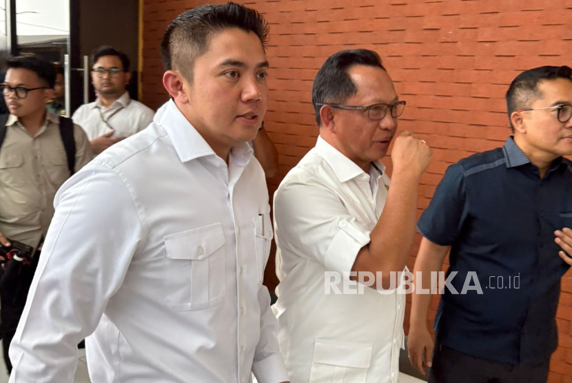 Mendagri M Tito Karnavian dan Seskab Teddy Indra Wijaya di Lanud Halim Perdanakusuma, Jakarta Timur, Rabu (3/12/2025).