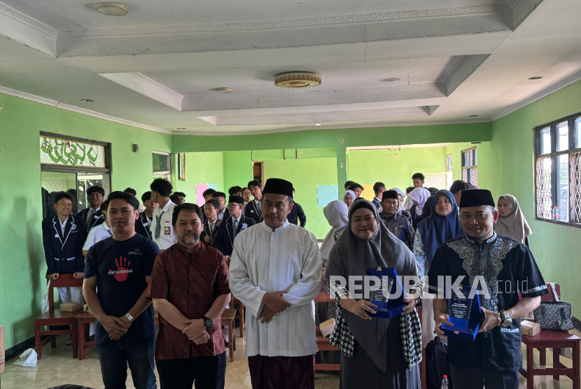 Program Studi Magister Ilmu Komunikasi Universitas Paramadina melalui 14 mahasiswa baru-baru ini menggelar kegiatan bertajuk Sekolah Aman, Siswa Belajar dengan Nyaman: Edukasi Pencegahan Kekerasan di SMK Islam Al-Makiyah, Lubang Buaya, Jakarta Timur.